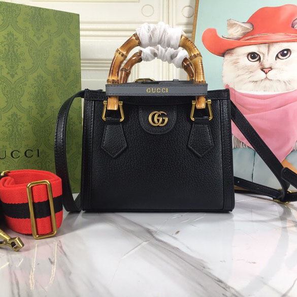 G*u*i shopping bags